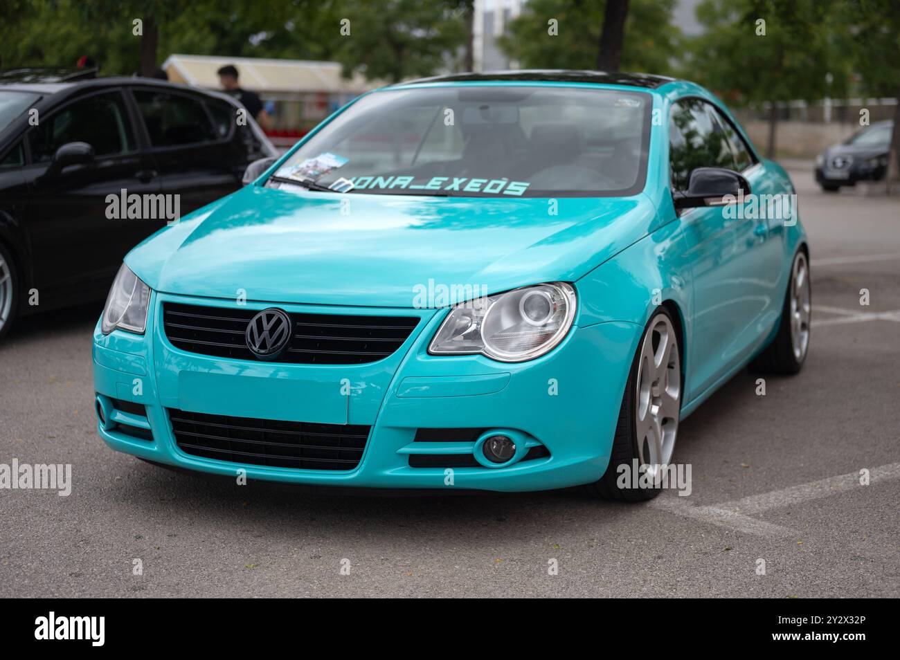 Dettaglio di una Volkswagen EOS blu chiaro e color acquamarina adattata allo stile di stile, con ruote grandi. E' impeccabile in una riunione di auto sintonizzate Foto Stock