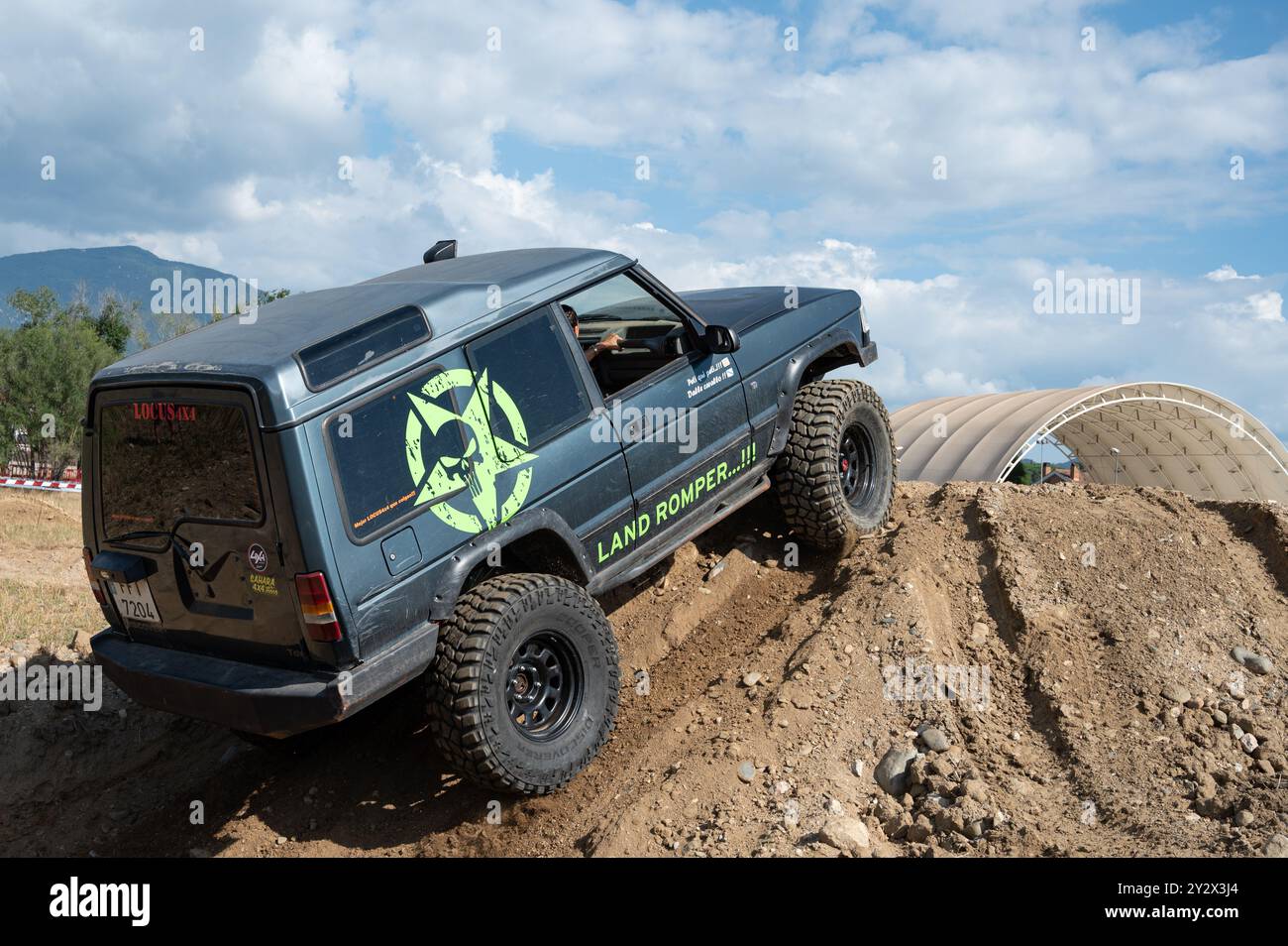 Vista posteriore di un vecchio veicolo fuoristrada Land Rover Discovery serie 1 britannico di prima generazione che sale su un pendio in campagna Foto Stock