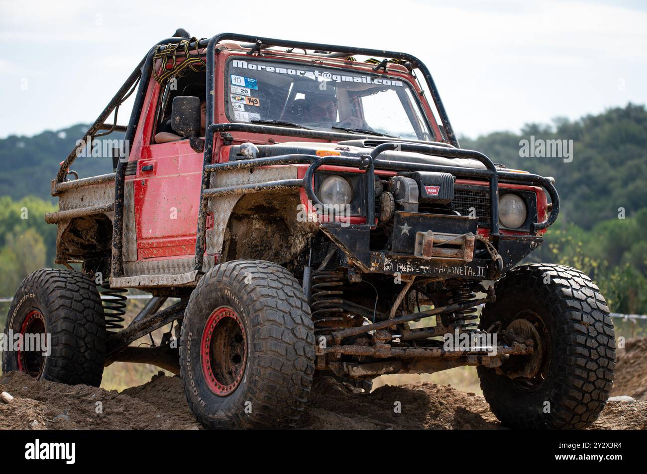 Vista frontale ravvicinata di un fuoristrada estremo realizzato a mano basato su una Suzuki Samurai di seconda generazione Foto Stock