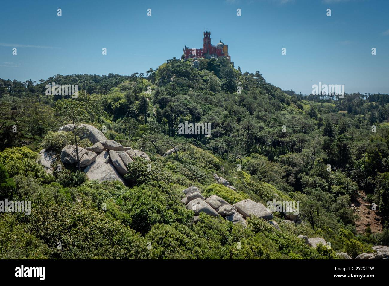 Il Palácio da pena, un palazzo romanticista con uno stile eclettico che spazia dall'arabo al gotico e neo-medievale costruito sotto l'ordine di re Ferdinando II nel XIX secolo, si trova su un'alta montagna vicino a Sintra. Oggi è una popolare destinazione turistica e un'escursione di un giorno da Lisbona. Foto Stock