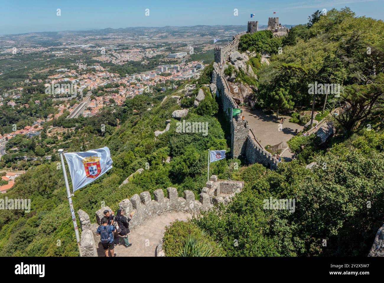 Il castello moresco di Sintra fu costruito per la prima volta dai conquistatori arabi della penisola iberica, da cui il suo nome, e successivamente utilizzato dai governanti cristiani del Portogallo. Situato in una posizione strategica su una ripida cresta di montagna con vista sulla costa atlantica e sulle pianure a nord di Lisbona, il castello medievale oggi fa parte del patrimonio mondiale dell'UNESCO dei Parchi di Sintra e una popolare attrazione turistica. Foto Stock