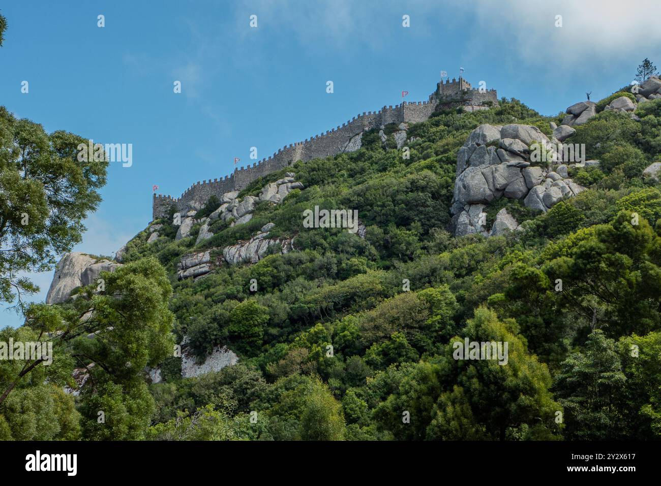 Il castello moresco di Sintra fu costruito per la prima volta dai conquistatori arabi della penisola iberica, da cui il suo nome, e successivamente utilizzato dai governanti cristiani del Portogallo. Situato in una posizione strategica su una ripida cresta di montagna con vista sulla costa atlantica e sulle pianure a nord di Lisbona, il castello medievale oggi fa parte del patrimonio mondiale dell'UNESCO dei Parchi di Sintra e una popolare attrazione turistica. Foto Stock