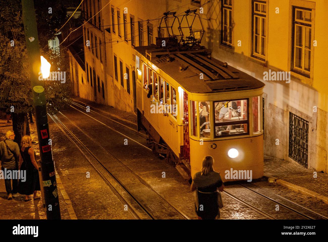 Il vagone n° 2 della storica funicolare Ascensor da Gloria di Lisbona si avvicina alla stazione superiore. La linea che collega Baixa da Lisboa (la parte inferiore di Lisbona) con Bairro alto (il quarto superiore) lungo una breve e ripida corsia fu originariamente costruita nel 1885. Lisbona fino ad oggi opera di tre linee storiche di design simile. Foto Stock
