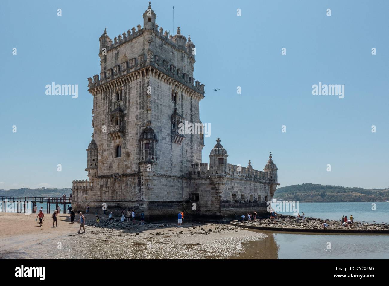 La torre Belém, una torre di guardia medievale riccamente decorata e bastione del porto, è una delle attrazioni turistiche più popolari di Lisbona. L'edificio storico è un monumento patrimonio dell'umanità dell'UNESCO. Foto Stock