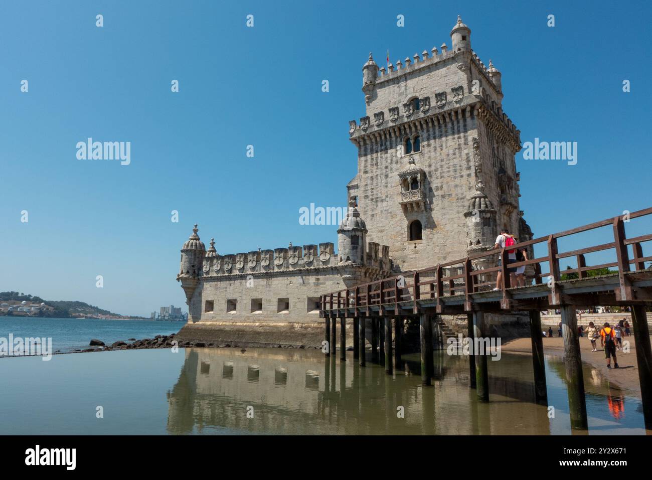 La torre Belém, una torre di guardia medievale riccamente decorata e bastione del porto, è una delle attrazioni turistiche più popolari di Lisbona. L'edificio storico è un monumento patrimonio dell'umanità dell'UNESCO. Foto Stock