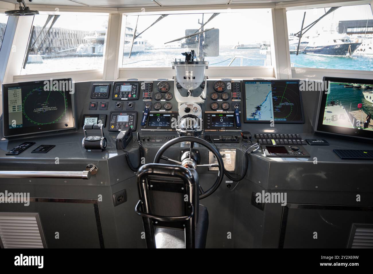 A bordo della cabina di pilotaggio e della timoneria della nave della marina P-84 Isla Pinto dell'esercito spagnolo Foto Stock
