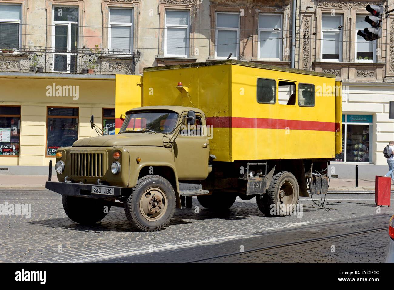 Un'officina di riparazione mobile Gaz per la manutenzione e la riparazione di binari tram a Leopoli, Ucraina, maggio 2024 Foto Stock