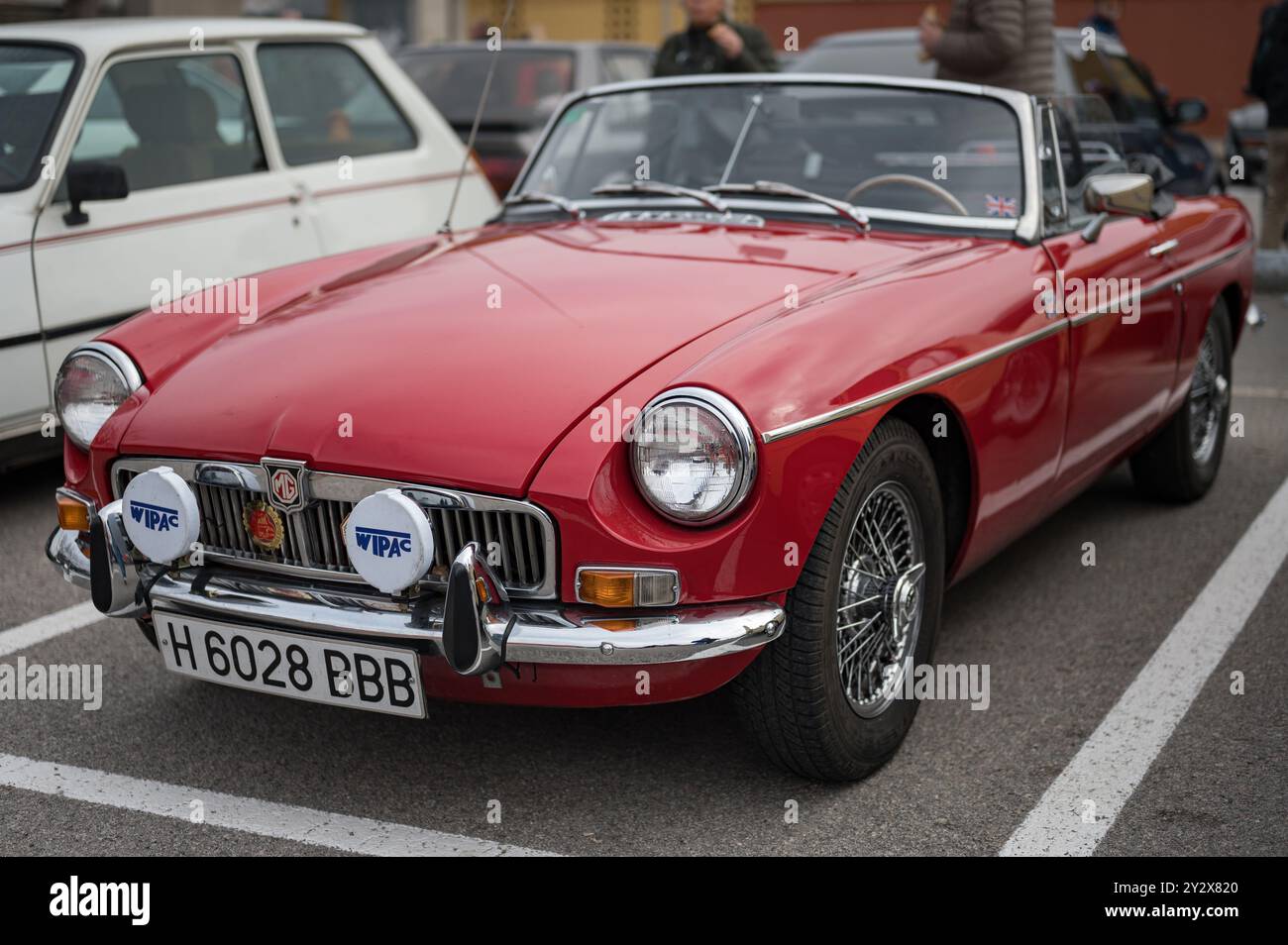 Vista frontale della classica vettura sportiva inglese MG MGB convertibile a due posti rossa Foto Stock