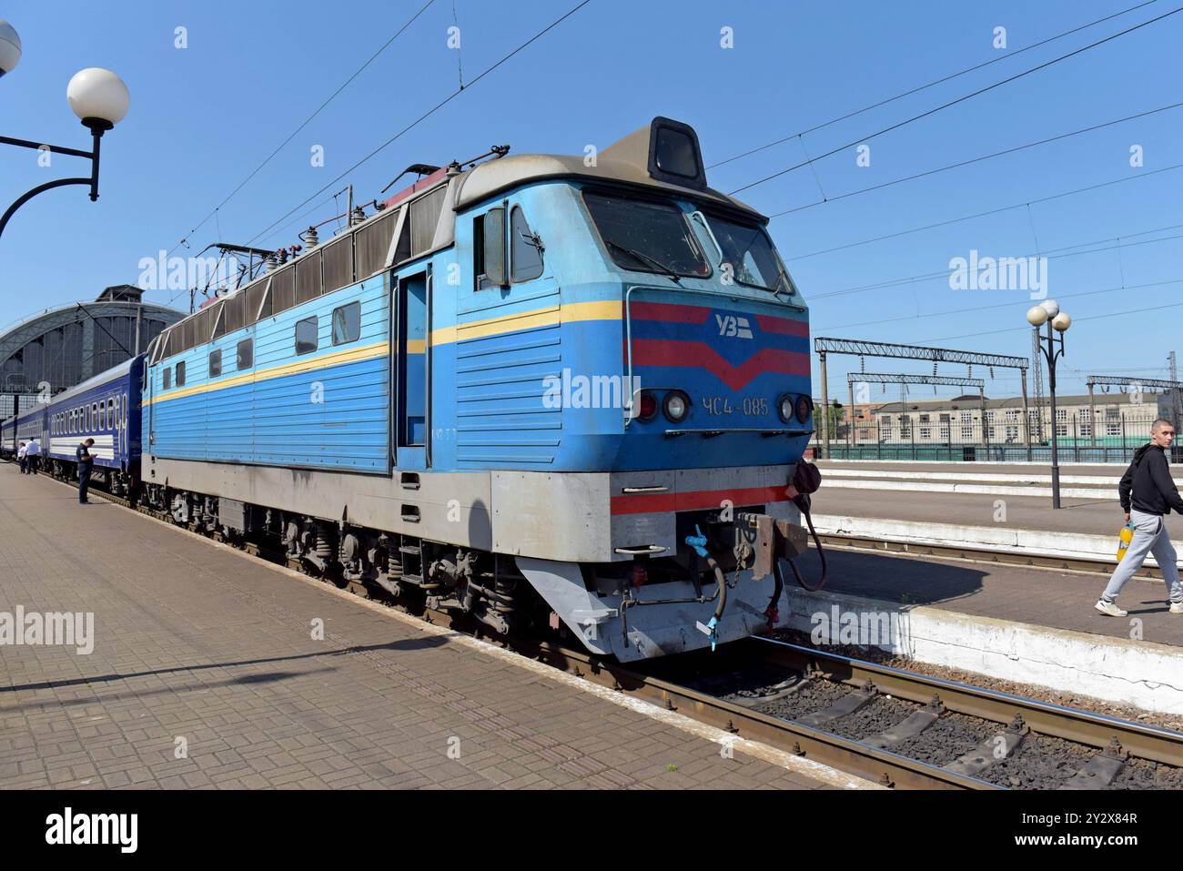 Una locomotiva elettrica Skoda ChS4-037 alla stazione ferroviaria di Leopoli, Ukriane, maggio 2024 Foto Stock