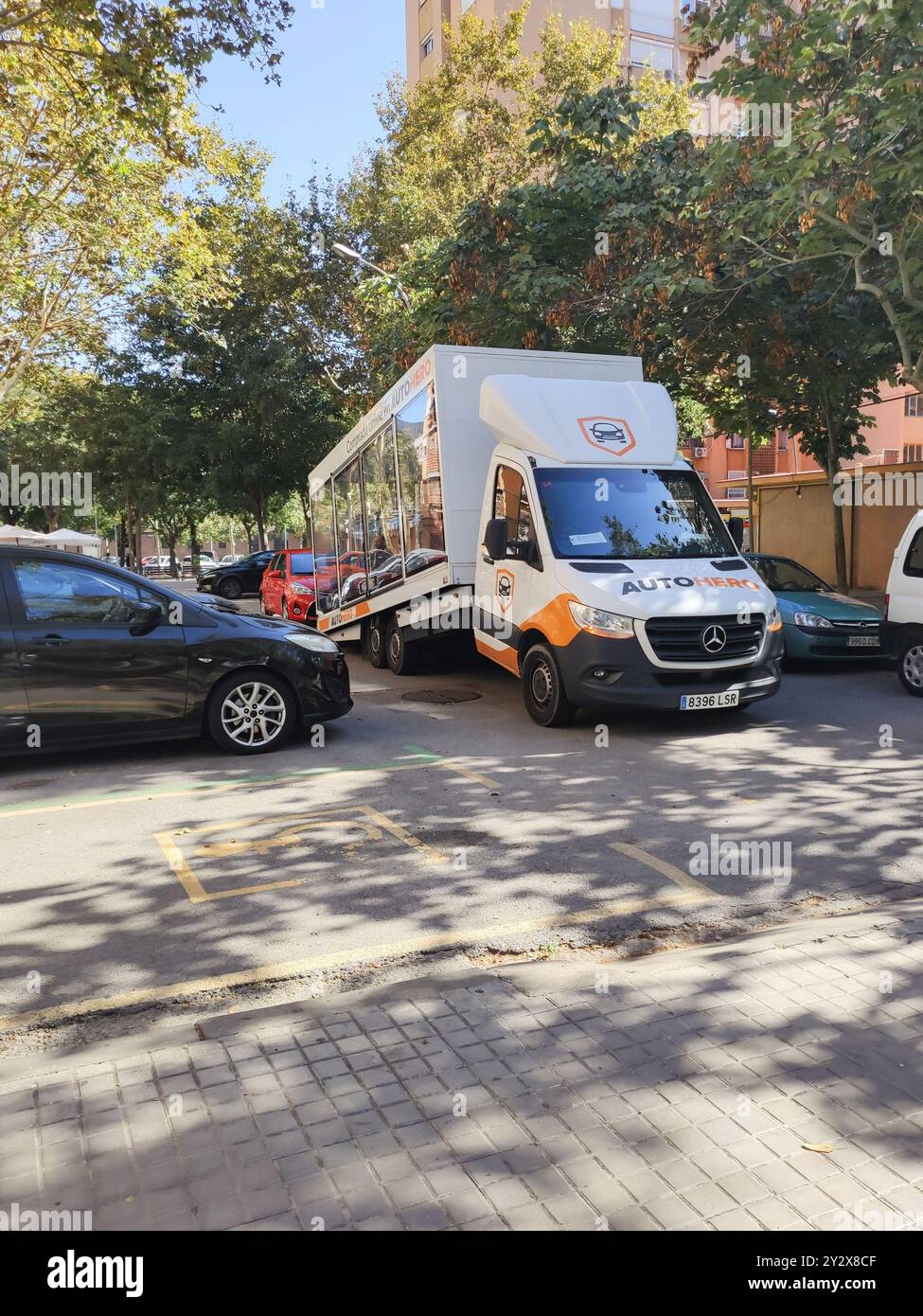 Dettaglio del curioso autocarro Mercedes Benz articolato della società AutoHero per la consegna a domicilio del veicolo Foto Stock