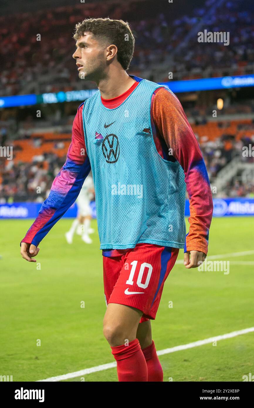 Cincinnati, Ohio, USA, 10 settembre 2024. L'avanzata USMNT Christian Pulisic (10) si riscalda sulle linee finali nel primo tempo. La USMNT gioca contro la nuova Zelanda in un'amichevole internazionale al TQL Stadium di Cincinnati, Ohio. Crediti: Kindell Buchanan/Alamy Live News Foto Stock