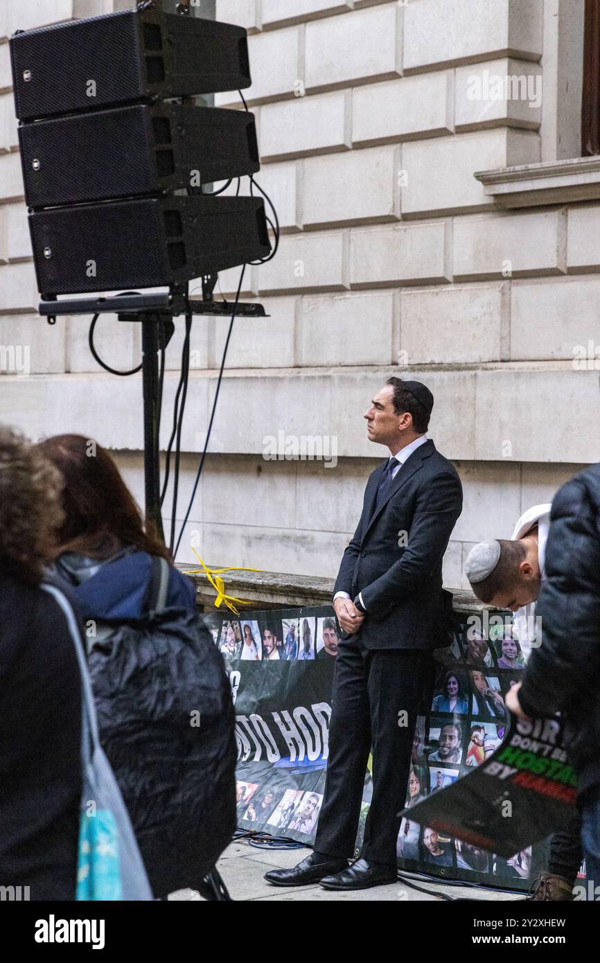 Londra, Regno Unito. 10 settembre 2024. Rabbi Joseph Dweck, Rabbino anziano della S&P Sephardi Community del Regno Unito, è raffigurato durante una protesta al di fuori del Foreign Office da attivisti filo-israeliani contro la parziale sospensione del governo britannico delle esportazioni di armi in Israele. L'evento è stato organizzato da Stop the Hate UK e dal progetto Human Chain 7/10. Il Regno Unito ha sospeso 30 licenze di esportazione di armi su 350 a Israele sulla base del "chiaro rischio” che le attrezzature possano essere utilizzate per commettere gravi violazioni del diritto internazionale. Crediti: Mark Kerrison/Alamy Live News Foto Stock