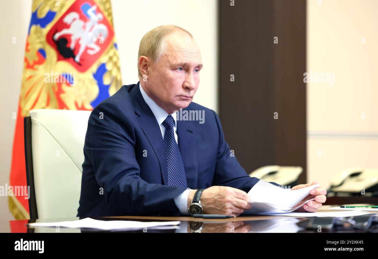 Novo-Ogaryovo, Russia. 11 settembre 2024. Il presidente russo Vladimir Putin presiede un incontro con alti funzionari del governo tramite videoconferenza dalla residenza ufficiale dello Stato, 11 settembre 2024 a Novo-Ogaryovo, Oblast di Mosca, Russia. Crediti: Alexander Kazakov/piscina del Cremlino/Alamy Live News Foto Stock