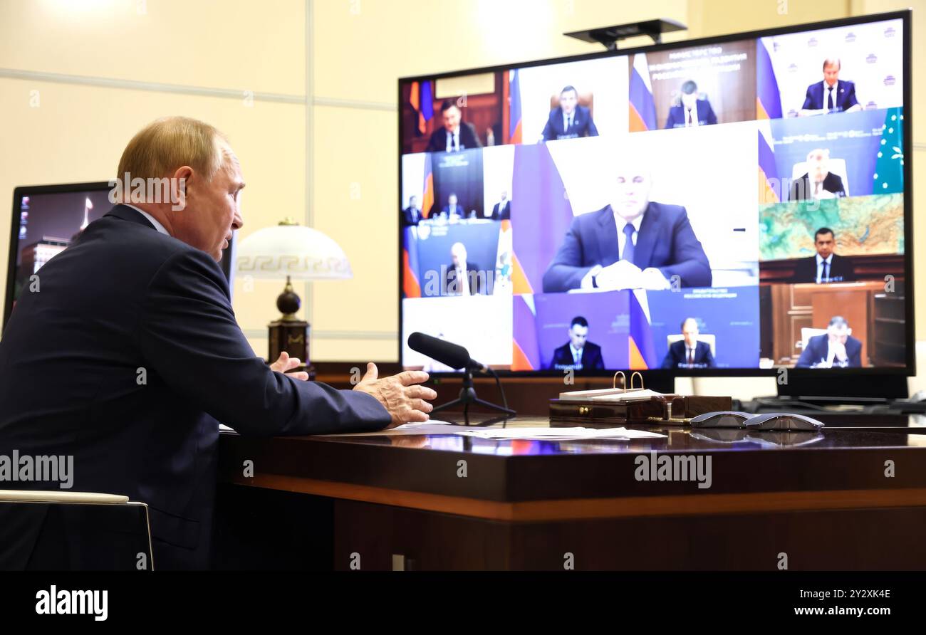 Novo-Ogaryovo, Russia. 11 settembre 2024. Il presidente russo Vladimir Putin presiede un incontro con alti funzionari del governo tramite videoconferenza dalla residenza ufficiale dello Stato, 11 settembre 2024 a Novo-Ogaryovo, Oblast di Mosca, Russia. Crediti: Alexander Kazakov/piscina del Cremlino/Alamy Live News Foto Stock