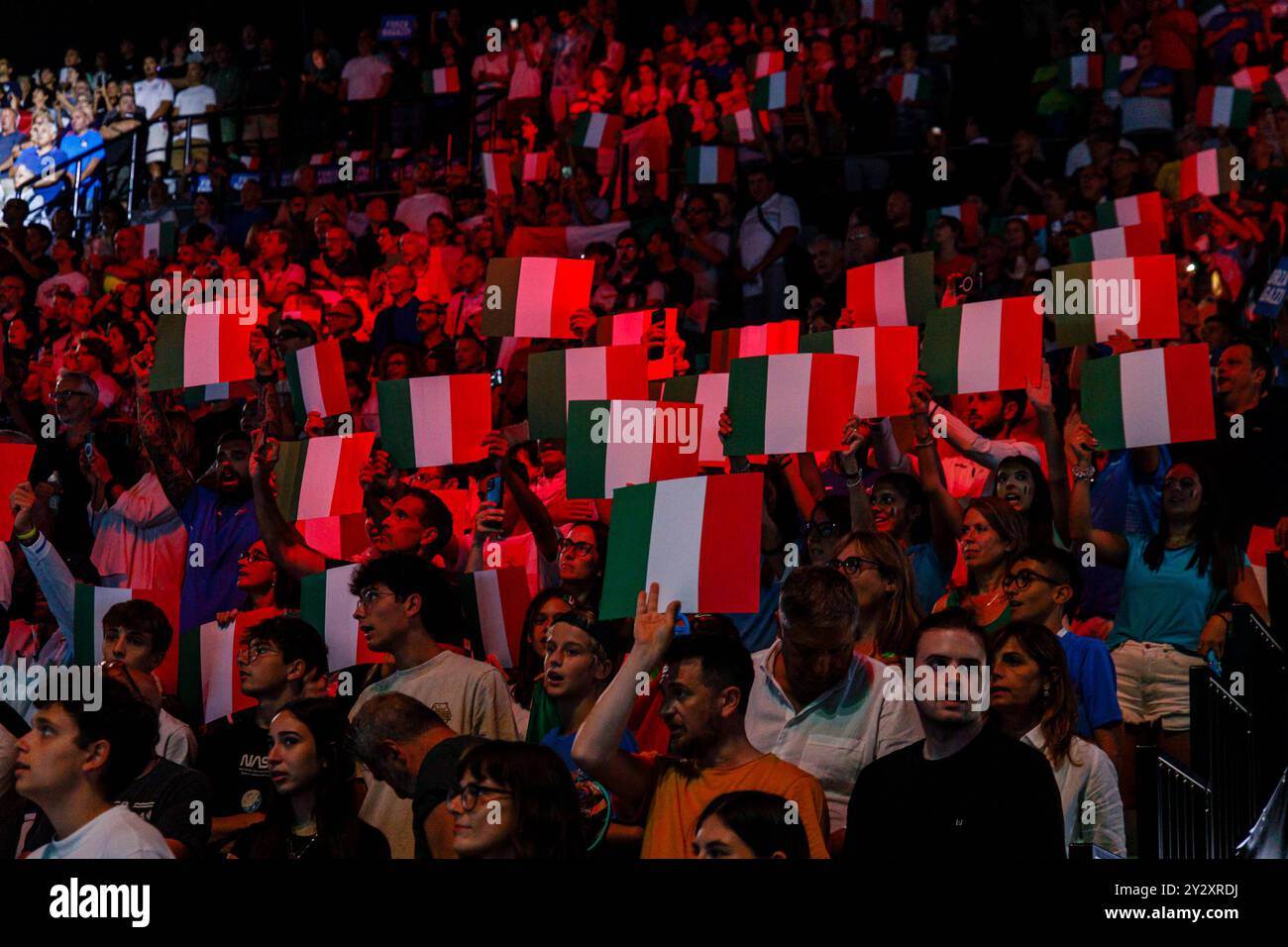 Bologna, Italia. 11 settembre 2024. I tifosi italiani sostengono la squadra nazionale di tennis durante la fase a gironi delle finali di Coppa Davis 2024 tra Italia e Brasile all'Unipol Arena l'11 settembre 2024 a Bologna. Crediti: Massimiliano Donati/Alamy Live News Foto Stock