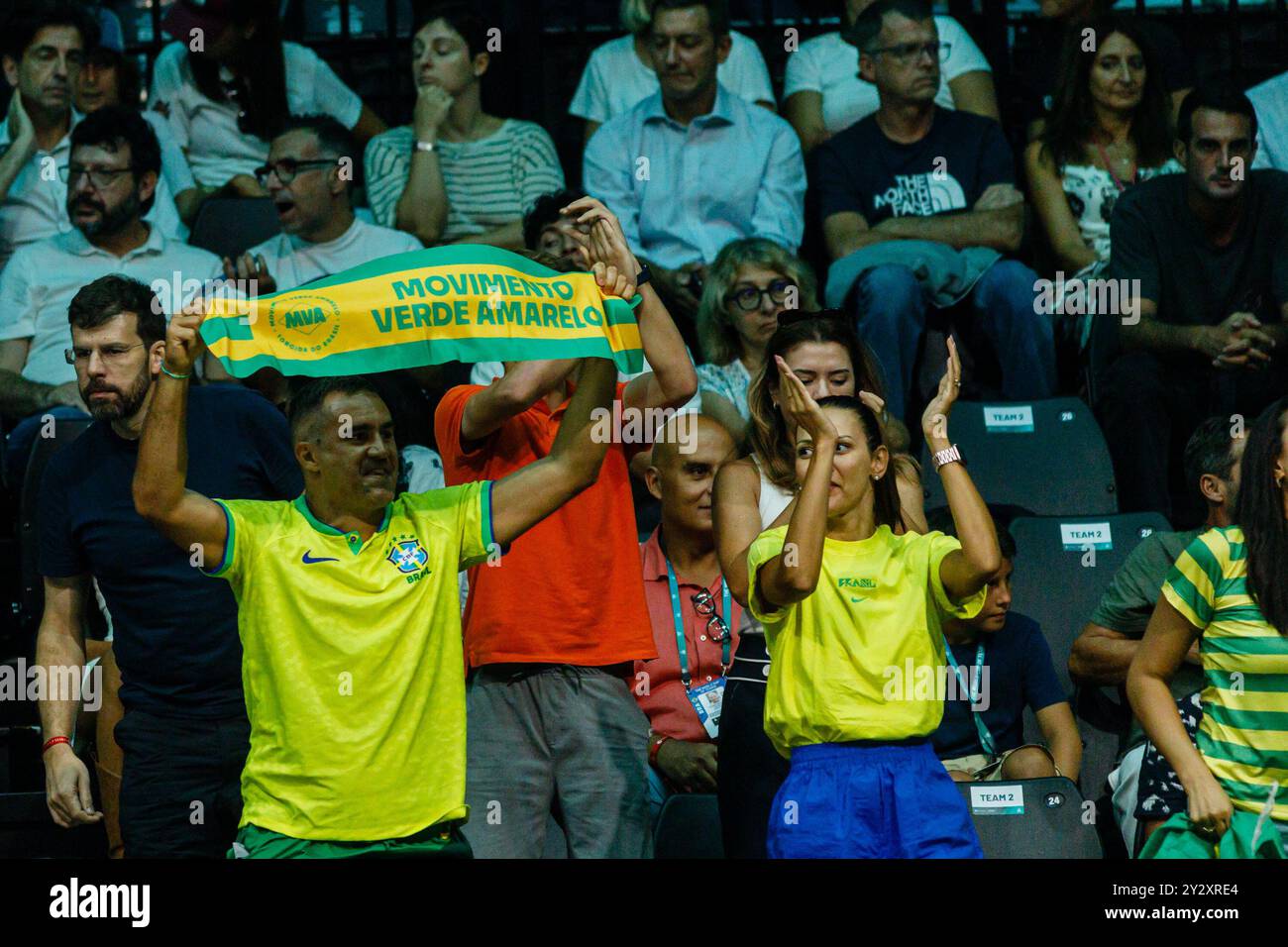 Bologna, Italia. 11 settembre 2024. Un piccolo gruppo di tifosi brasiliani sostiene la propria squadra nazionale di tennis durante la fase a gironi della finale di Coppa Davis 2024 tra Italia e Brasile all'Unipol Arena l'11 settembre 2024 a Bologna. Crediti: Massimiliano Donati/Alamy Live News Foto Stock