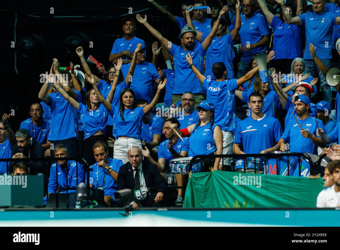 Bologna, Italia. 11 settembre 2024. I tifosi italiani sostengono la squadra nazionale di tennis durante la fase a gironi delle finali di Coppa Davis 2024 tra Italia e Brasile all'Unipol Arena l'11 settembre 2024 a Bologna. Crediti: Massimiliano Donati/Alamy Live News Foto Stock