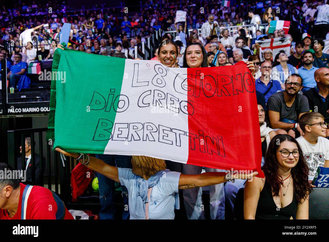Bologna, Italia. 11 settembre 2024. I tifosi italiani sostengono la squadra nazionale di tennis durante la fase a gironi delle finali di Coppa Davis 2024 tra Italia e Brasile all'Unipol Arena l'11 settembre 2024 a Bologna. Crediti: Massimiliano Donati/Alamy Live News Foto Stock