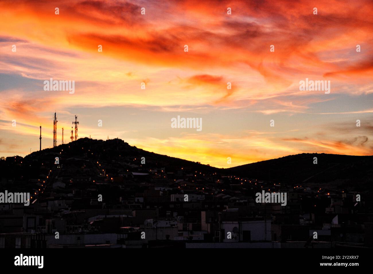 Splendido tramonto estivo con i suoi colori luminosi a Puertollano Foto Stock