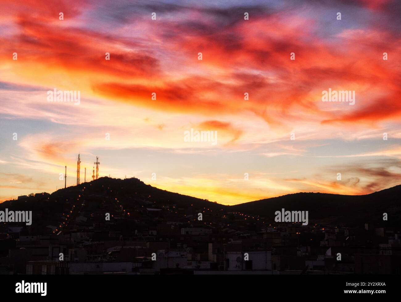 Splendido tramonto estivo con i suoi colori luminosi a Puertollano Foto Stock