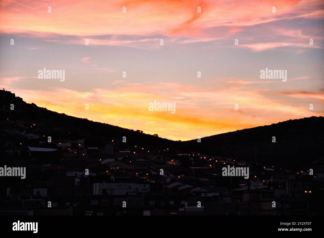 Splendido tramonto estivo con i suoi colori luminosi a Puertollano Foto Stock