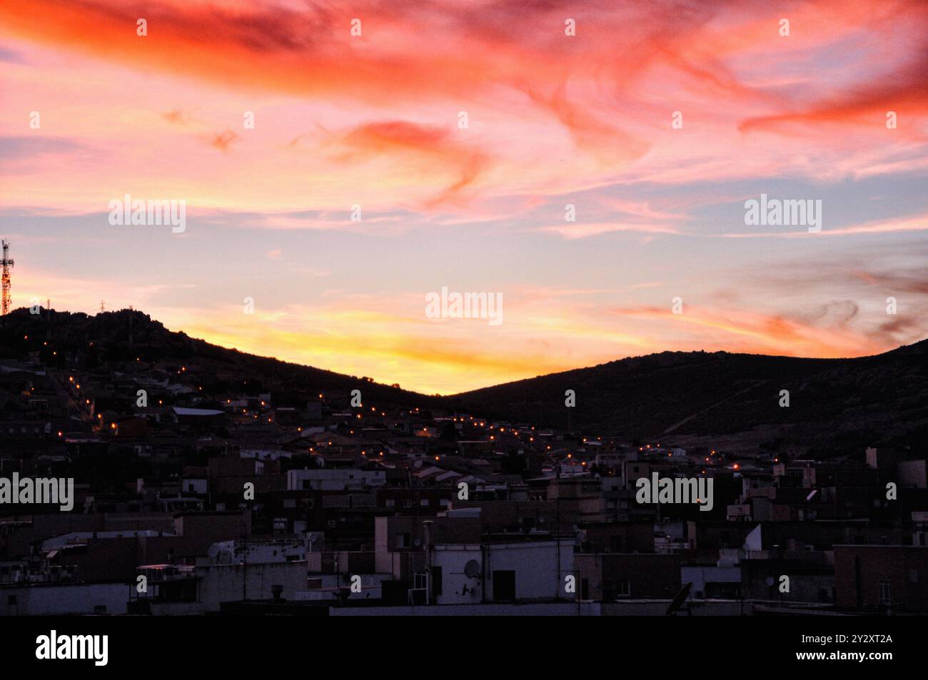 Splendido tramonto estivo con i suoi colori luminosi a Puertollano Foto Stock