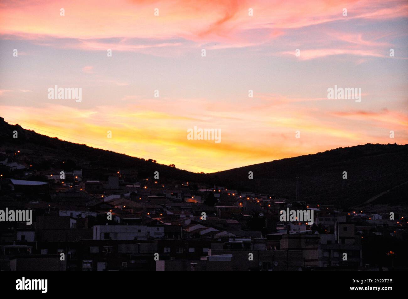 Splendido tramonto estivo con i suoi colori luminosi a Puertollano Foto Stock
