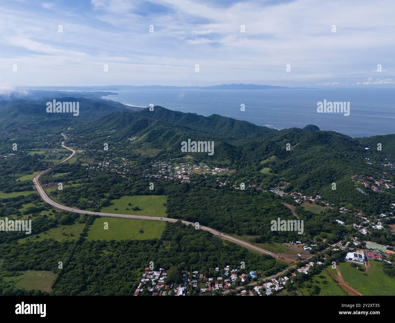 Verde paesaggio costiero sull'oceano pacifico con vista aerea della strada autostradale Foto Stock