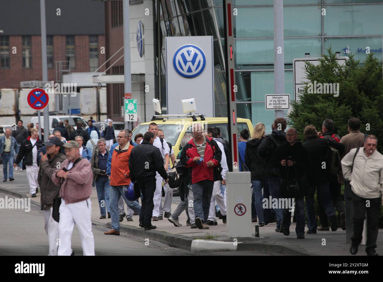 DATA DI REGISTRAZIONE NON INDICATA SCHICHTWECHSEL. Werksangehoerige vom VW Volkswagenwerk Wolfsburg haben Schichtschluss. Hier AM 11.06.2009 a Wolfsburg. *** Cambio di turno i dipendenti dello stabilimento VW Volkswagen Wolfsburg hanno il turno di fine qui l'11 06 2009 a Wolfsburg Foto Stock