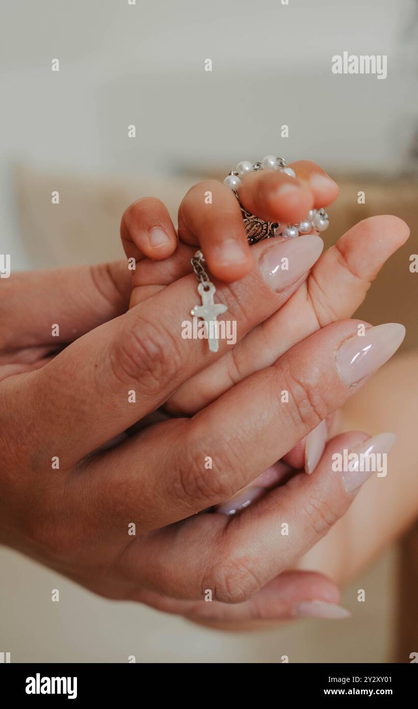 Madre e bambino si incrociano da vicino - Battesimo Foto Stock