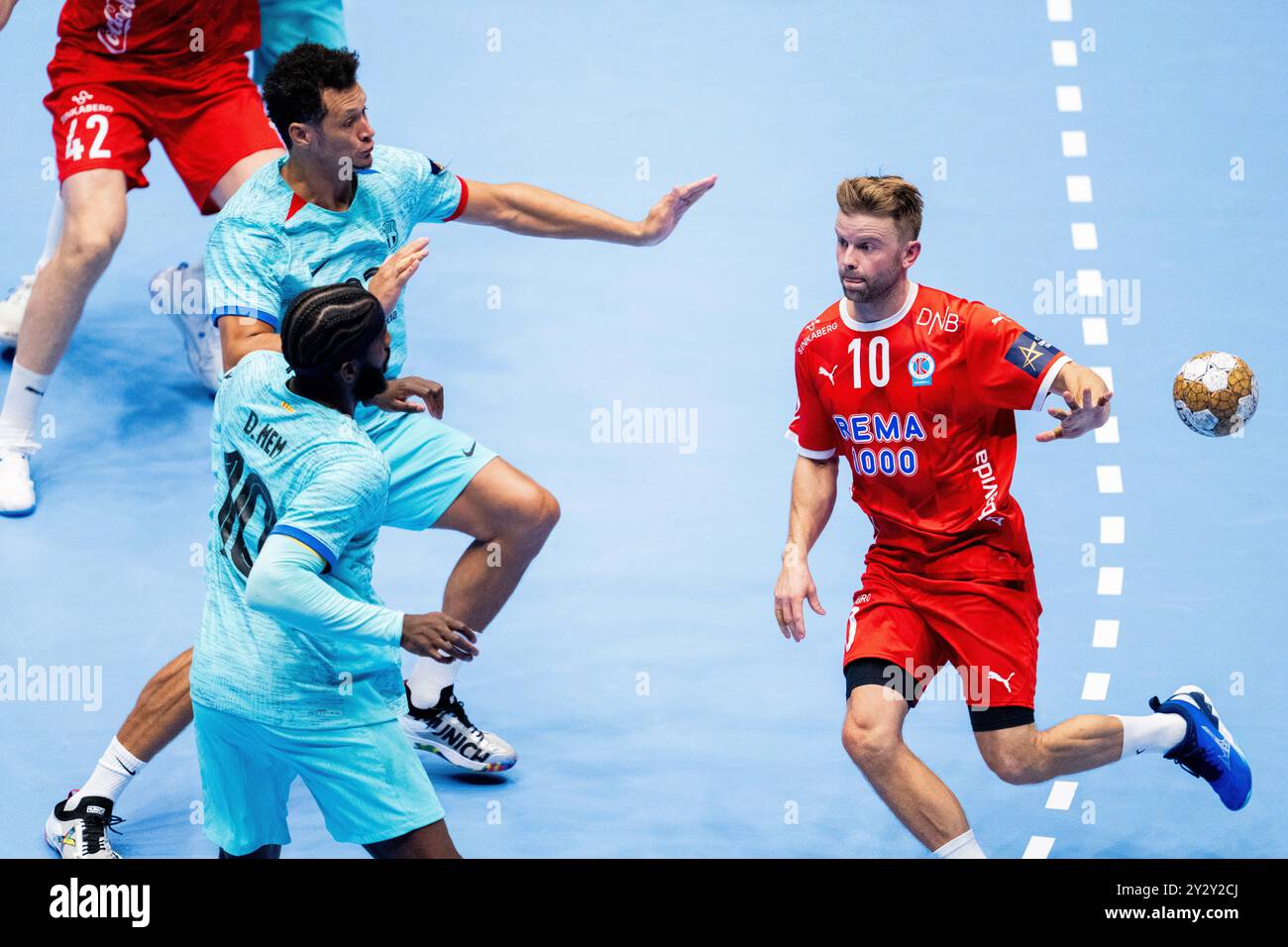 Trondheim 20240911. Dika Mem di barca e Magnus Sondenaa di Kolstad durante la EHF Champions League maschile, tra Kolstad e barca a Trondheim Spektrum (30-35). Foto: OLE Martin Wold / NTB Foto Stock