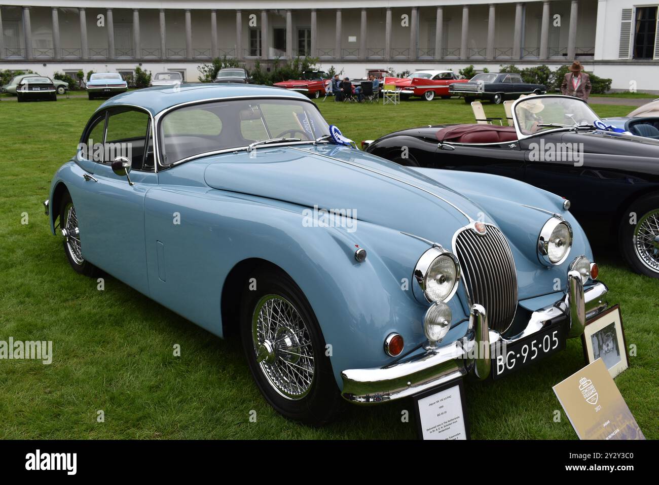Soestdijk, Paesi Bassi - 1 settembre 2023: Una Jaguar XK 150 blu classica Foto Stock