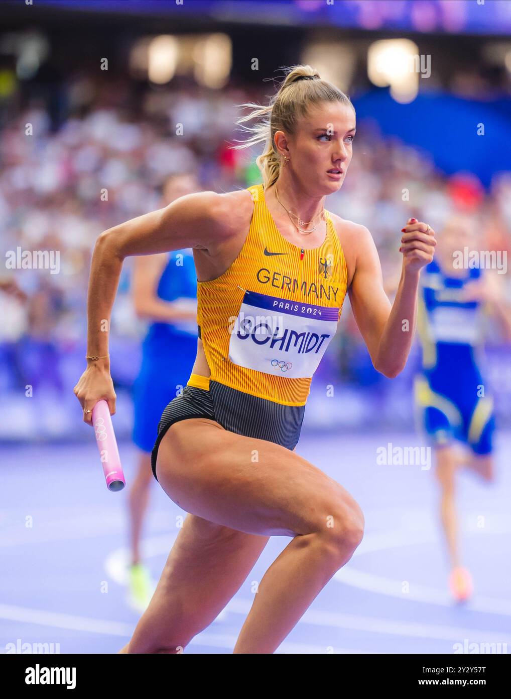 Alica Schmidt partecipa alla staffetta 4X400 metri ai Giochi Olimpici di Parigi 2024. Foto Stock