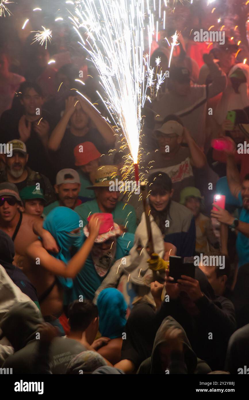Correfoc alle festività di San Juan a Jávea, in Spagna, 24 giugno 2024. Giovani che si divertono durante la celebrazione di un correfoc in Spagna. Foto Stock