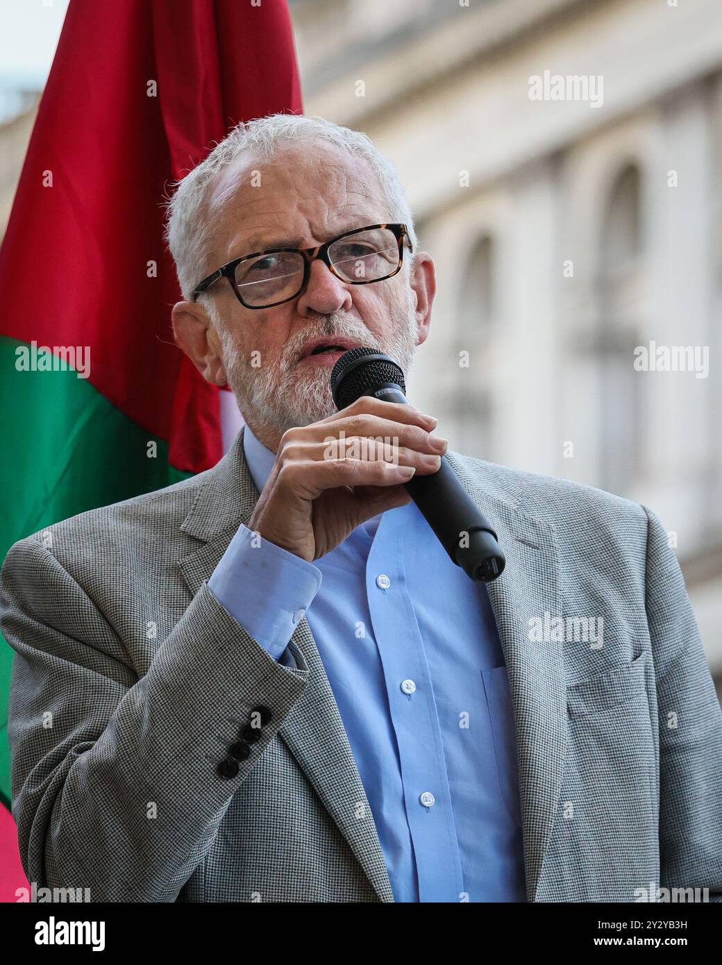 Londra, Regno Unito. 11 settembre 2024. Jeremy Corbyn, deputato indipendente, ex leader del Partito Laburista, parla. Una manifestazione anti-guerra a favore della Palestina con oratori di fronte a Downing Street a Whitehall attira una folla di diverse centinaia di attivisti e manifestanti con cartelli che vanno dalla "Palestina libera” al "cessate il fuoco ora” alle bandiere palestinesi e chiede al governo di agire. Gli oratori includono Jeremy Corbyn e molti altri parlamentari. Crediti: Imageplotter/Alamy Live News Foto Stock