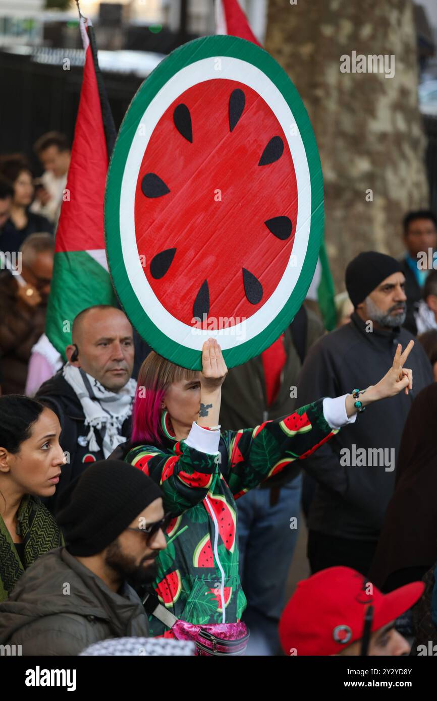 Londra, Regno Unito, 11 settembre 2024. Centinaia di manifestanti pro-palestinesi si riuniscono a Whitehall per protestare contro la guerra in corso a Gaza, l'attacco israeliano della notte precedente che ha ucciso decine di persone e contro le armi in corso nel Regno Unito contro Israele. Credito: Kristian Buus / Alamy News Foto Stock