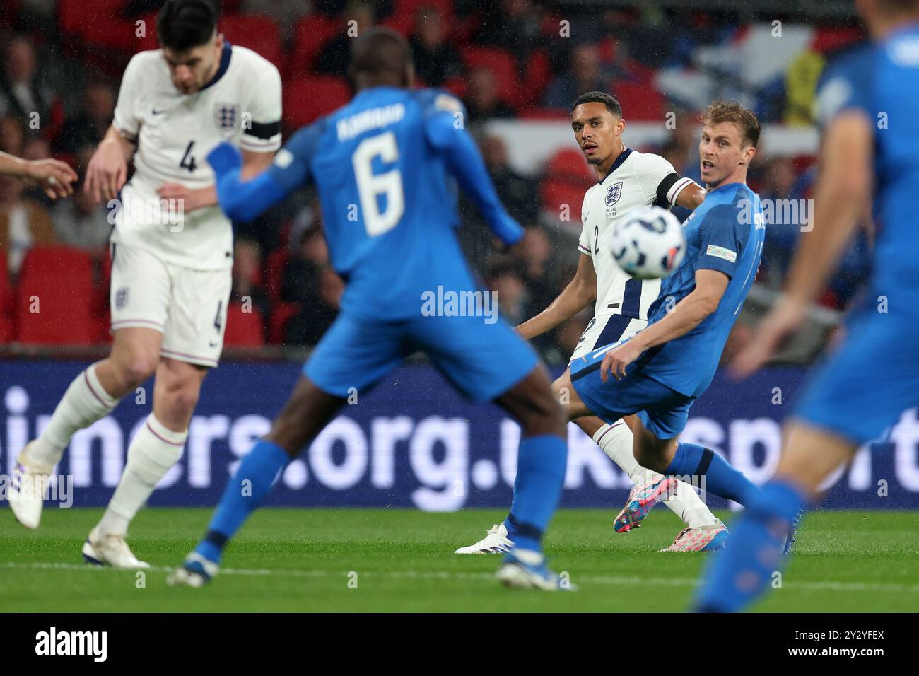 Londra, Regno Unito. 10 settembre 2024. Trent Alexander-Arnold d'Inghilterra gioca una croce nella scatola. Inghilterra contro Finlandia, partita del gruppo F della UEFA Nations League allo stadio Wembley di Londra martedì 10 settembre 2024. Solo per uso editoriale. foto di Andrew Orchard/Andrew Orchard fotografia sportiva/Alamy Live News Credit: Andrew Orchard fotografia sportiva/Alamy Live News Foto Stock