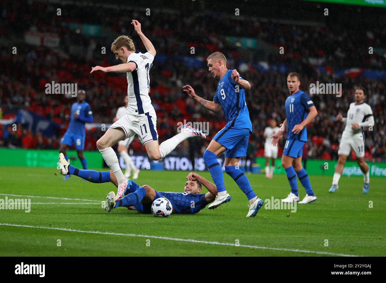 Londra, Regno Unito. 10 settembre 2024. Anthony Gordon, l'Inghilterra, viene affrontato dal finlandese Artu Hoskonen. Inghilterra contro Finlandia, partita del gruppo F della UEFA Nations League allo stadio Wembley di Londra martedì 10 settembre 2024. Solo per uso editoriale. foto di Andrew Orchard/Andrew Orchard fotografia sportiva/Alamy Live News Credit: Andrew Orchard fotografia sportiva/Alamy Live News Foto Stock