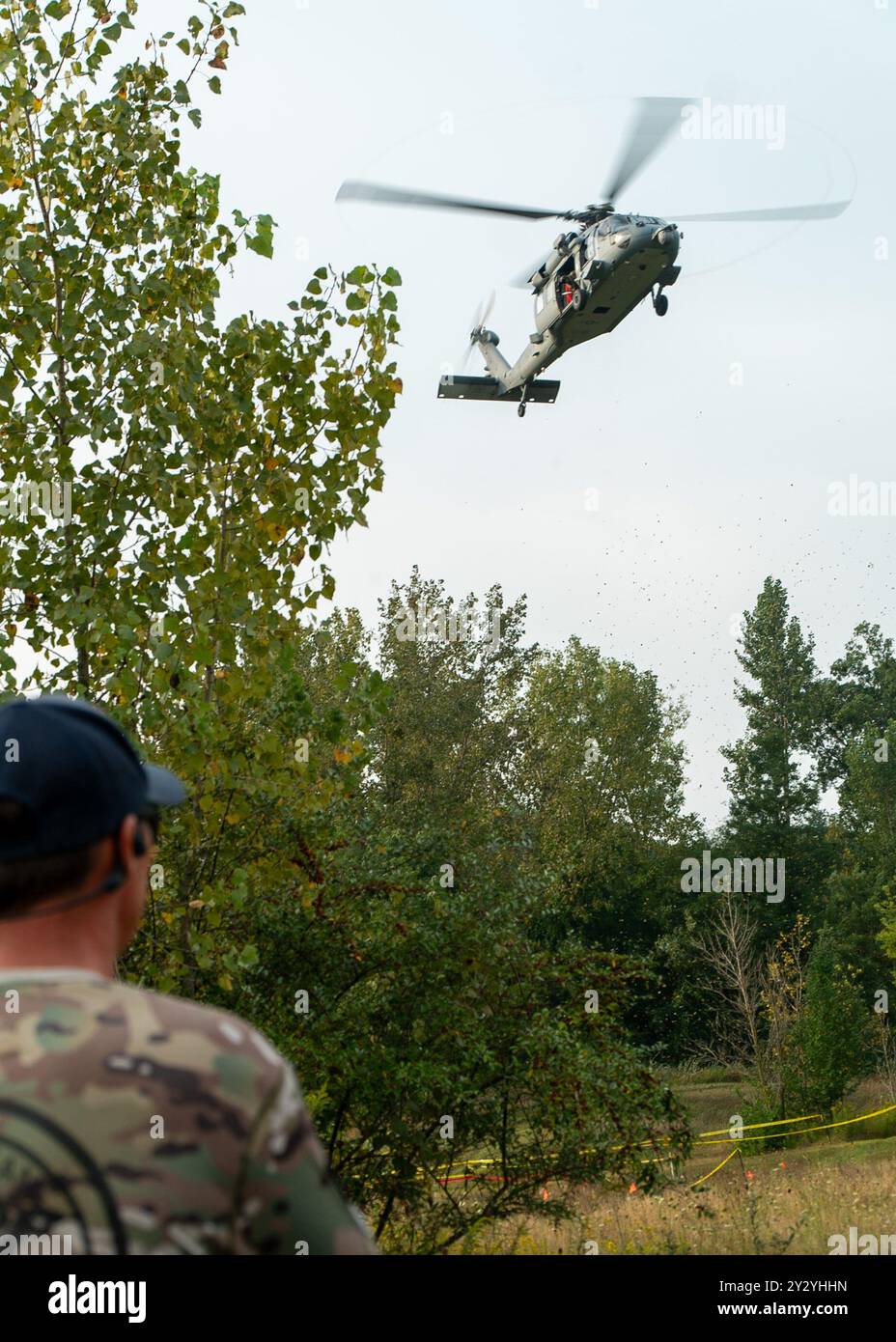 240830-N-LW994-1008 – THREE RIVERS, Mich. (agosto 30, 2024) – Un SIGILLO della US Navy osserva un elicottero MH-60S atterrare al Pit fitness Ranch prima dei Teen Crossfit Games. I marinai del Naval Special Warfare Assessment Command si impegnarono con il Crossfit e la comunità locale del Michigan, portando equipaggiamenti da combattimento e rispondendo alle domande sulla Naval Special Warfare. Naval Special Warfare è la forza militare militare marittima d'élite della nazione, posizionata in modo unico per estendere la portata della flotta e ottenere e mantenere l'accesso per la Joint Force in competizione e conflitto. (Foto della Marina degli Stati Uniti di Mass Communication speci Foto Stock