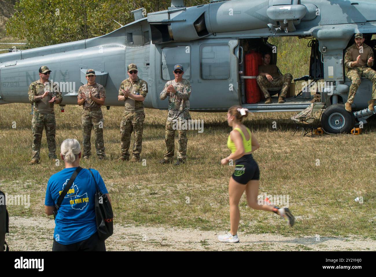 240830-N-LW994-1399 – THREE RIVERS, Mich. (agosto 30, 2024) – marinai del Naval Special Warfare Assessment Command e Air test and Evaluation Squadron un tifo per i concorrenti Teen Crossfit Games durante la parte di corsa dell'evento. I due comandi si impegnarono con il Crossfit e la comunità locale del Michigan, portando elicotteri e equipaggiamenti da combattimento e rispondendo a domande sulla Naval Special Warfare e sugli aerei navali. Naval Special Warfare è la forza militare militare marittima d'élite della nazione, posizionata in modo unico per estendere la portata e ottenere la flotta e mantenere l'accesso per la Joint Force in co-co Foto Stock