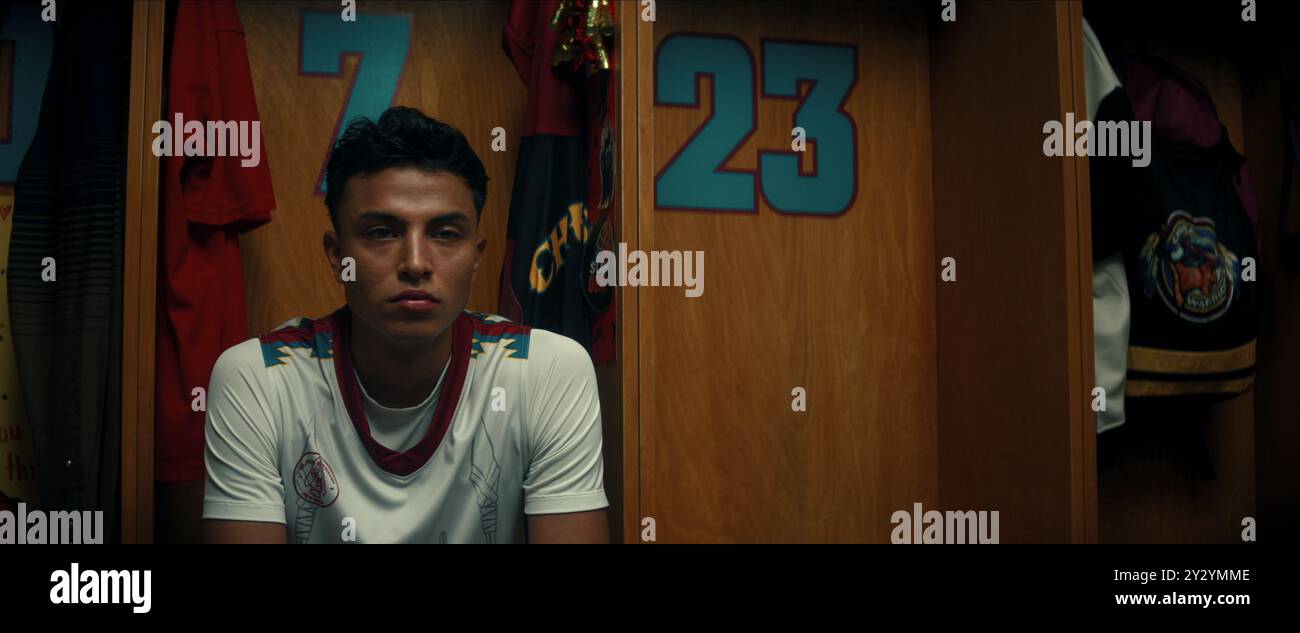 DATA DI RILASCIO: 27 settembre 2024. TITOLO: REZ Ball. STUDIO: Netflix. DIRETTORE: Sydney Freeland. TRAMA: I Chuska Warriors, una squadra di basket dei nativi americani del New Mexico, devono unirsi dopo aver perso la loro stella se vogliono mantenere viva la loro ricerca di un campionato statale. PROTAGONISTA: KAUCHANI BRATT nel ruolo di Jimmy. (Immagine di credito: © Netflix/Entertainment Pictures/ZUMAPRESS.com) SOLO PER USO EDITORIALE! Non per USO commerciale! Foto Stock