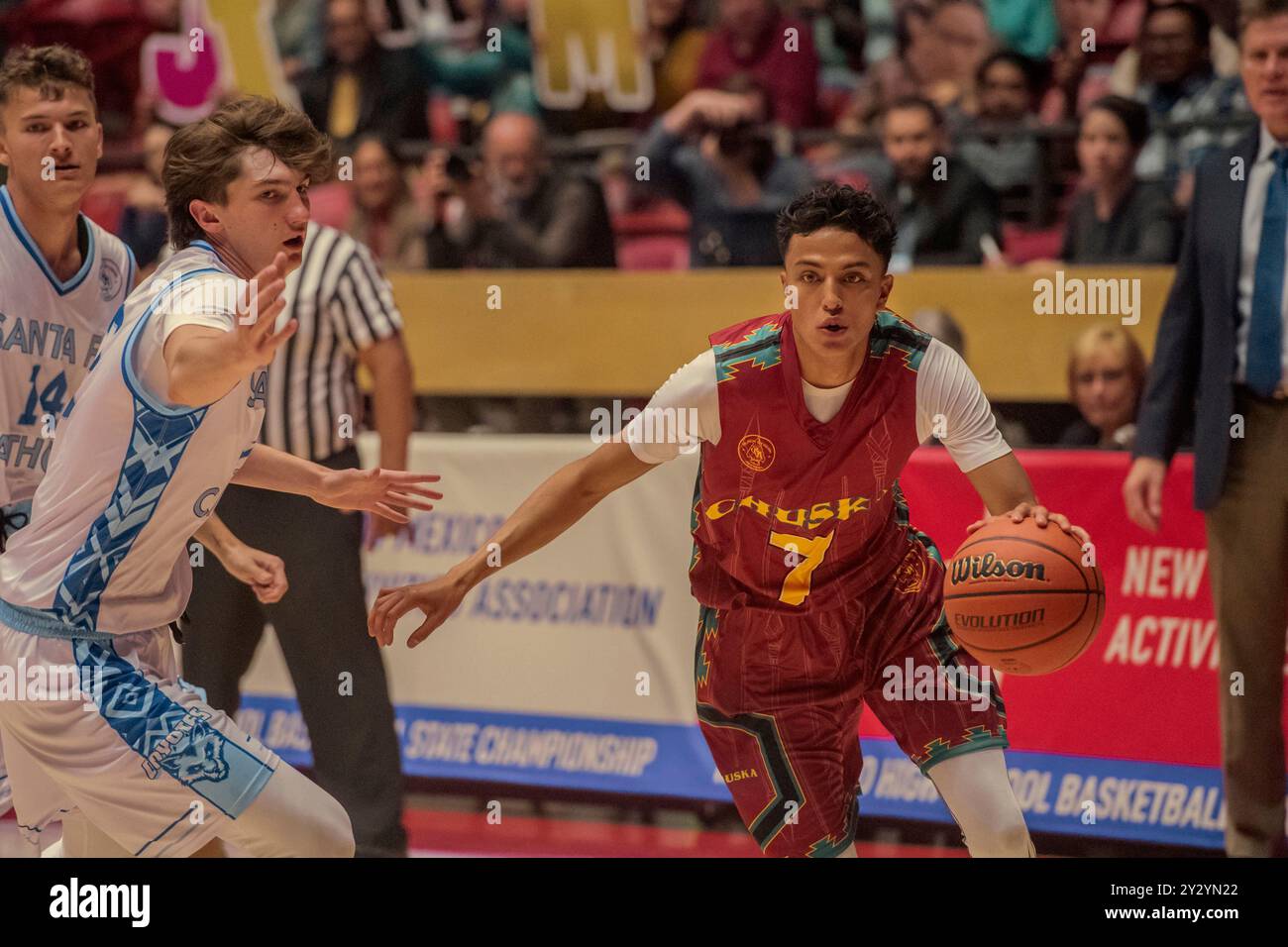 DATA DI RILASCIO: 27 settembre 2024. TITOLO: REZ Ball. STUDIO: Netflix. DIRETTORE: Sydney Freeland. TRAMA: I Chuska Warriors, una squadra di basket dei nativi americani del New Mexico, devono unirsi dopo aver perso la loro stella se vogliono mantenere viva la loro ricerca di un campionato statale. PROTAGONISTA: KAUCHANI BRATT nel ruolo di Jimmy. (Immagine di credito: © Netflix/Entertainment Pictures/ZUMAPRESS.com) SOLO PER USO EDITORIALE! Non per USO commerciale! Foto Stock