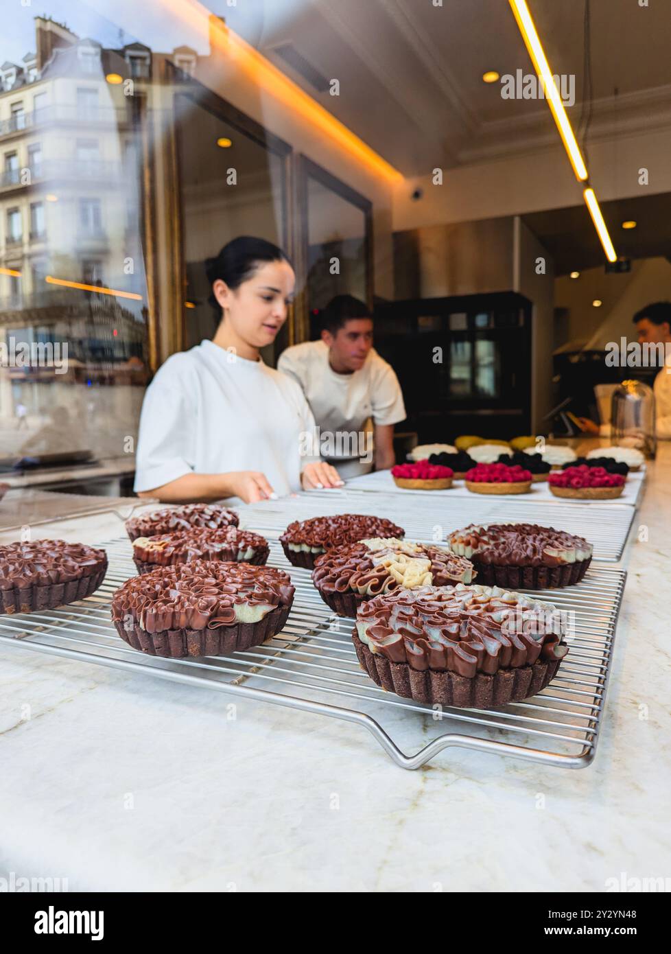 Parigi - 4 settembre 2024 - primo piano di pasticceria francese con Chef nella Michelin Star Bakery Foto Stock