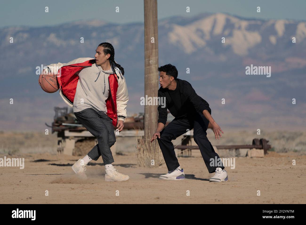 DATA DI RILASCIO: 27 settembre 2024. TITOLO: REZ Ball. STUDIO: Netflix. DIRETTORE: Sydney Freeland. TRAMA: I Chuska Warriors, una squadra di basket dei nativi americani del New Mexico, devono unirsi dopo aver perso la loro stella se vogliono mantenere viva la loro ricerca di un campionato statale. PROTAGONISTA: KUSEM GOODWIND nel ruolo di Nataanii, KAUCHANI BRATT nel ruolo di Jimmy. (Immagine di credito: © Netflix/Entertainment Pictures/ZUMAPRESS.com) SOLO PER USO EDITORIALE! Non per USO commerciale! Foto Stock