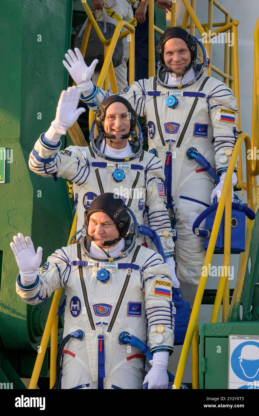 Baikonur, Kazakistan. 11 settembre 2024. I membri dell'equipaggio della spedizione 72: Il cosmonauta Roscosmos Ivan Vagner, TOP, l'astronauta della NASA Don Pettit, Middle, e il cosmonauta Roscosmos Alexey Ovchinin, salutano prima di salire a bordo della navicella Sojuz MS-26 per il lancio, mercoledì 11 settembre 2024 al cosmodromo di Baikonur in Kazakistan. Il lancio del razzo Sojuz invierà il trio in missione alla stazione spaziale Internazionale. Foto NASA di Bill Ingalls/UPI crediti: UPI/Alamy Live News Foto Stock