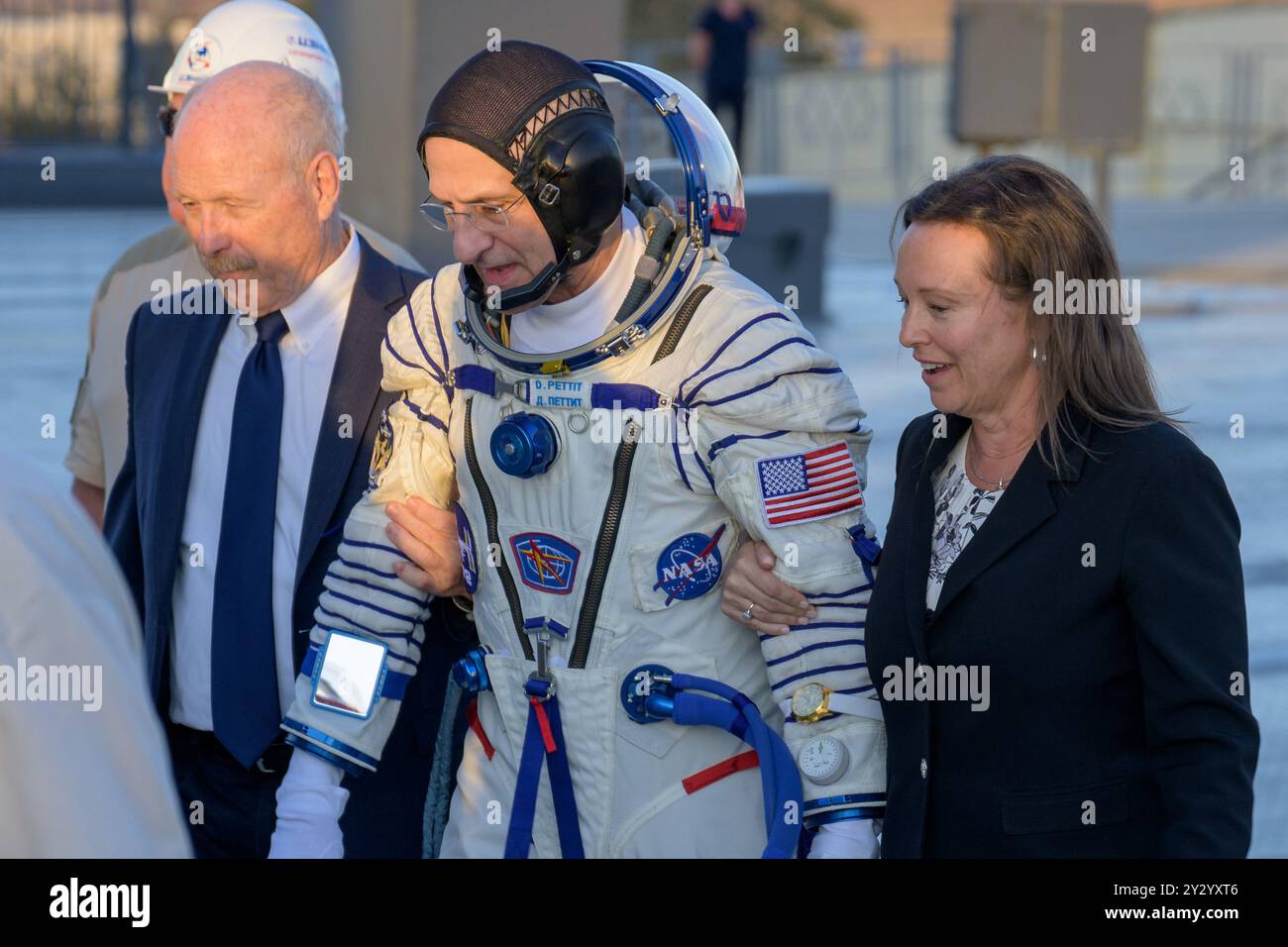 Baikonur, Kazakistan. 11 settembre 2024. NASA associate Administrator for the Space Operations Mission Directorate, Ken Bowersox, Left, and NASA International Space Station (ISS) Program Operations Integration Manager, Dina Contella, Right, Walk, l'astronauta della NASA Don Pettit al razzo Soyuz per l'imbarco, mercoledì 11 settembre 2024 al cosmodromo di Baikonur in Kazakistan. Il lancio di Pettit insieme ai cosmonauti di Roscosmos Ivan Vagner e Alexey Ovchinin invierà il trio in missione alla stazione spaziale Internazionale. Foto NASA di Bill Ingalls/UPI crediti: UPI/Alamy Live News Foto Stock