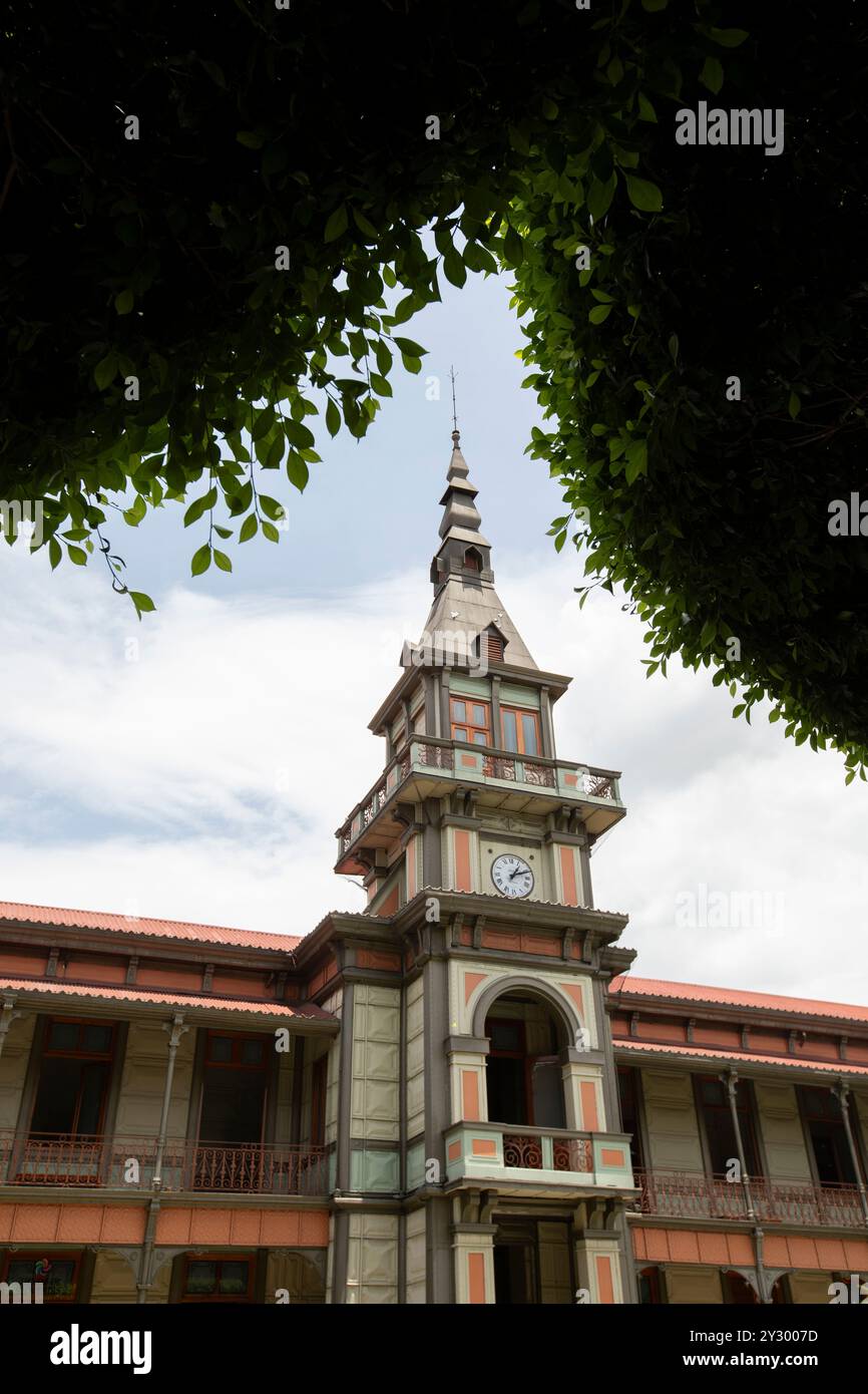 Orizaba, Veracruz, Messico - 14 luglio 2022: Il sole nuvoloso splende sullo storico municipio del 1894, progettato da Gustave Eiffel, noto come il Palazzo di ferro. Foto Stock