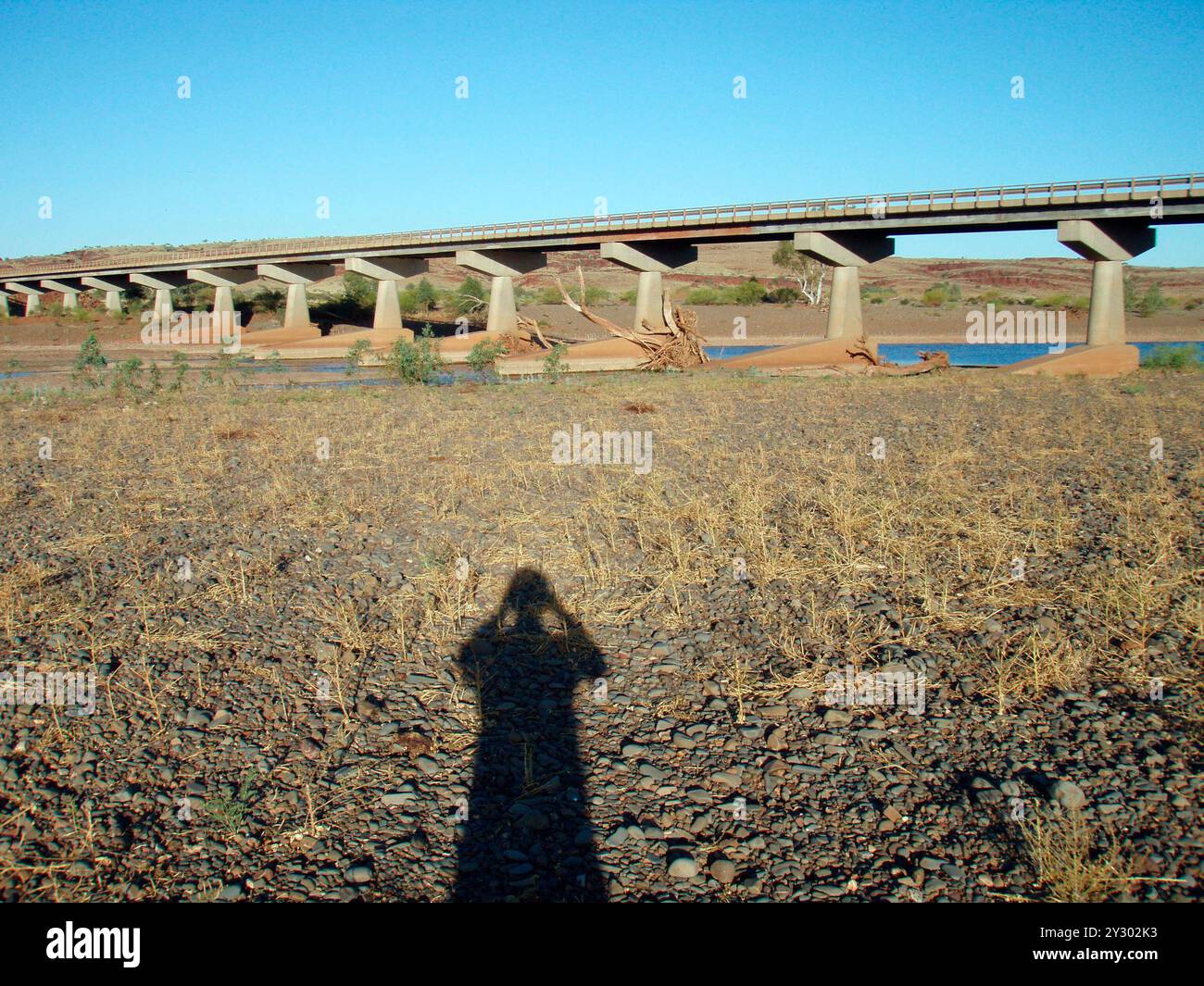 un ponte come struttura che attraversa gli ostacoli nel traffico e nella costruzione di ponti di trasporto nel traffico e nei trasporti Foto Stock