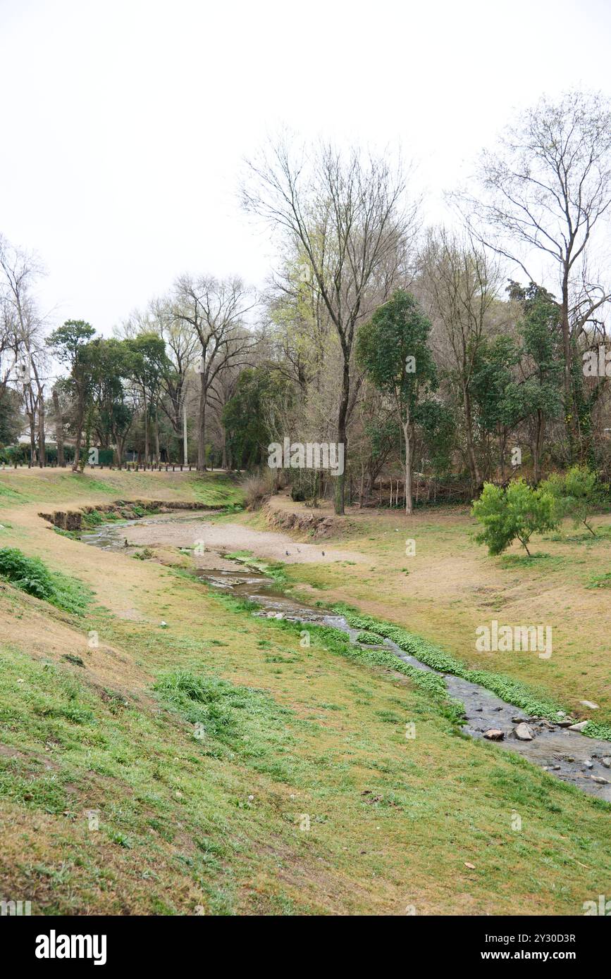 Villa General Belgrano, Cordoba, Argentina; 21 agosto 2024: Passeggiata lungo il torrente (Paseo de los Arroyos), paesaggio tranquillo senza persone in inverno Foto Stock