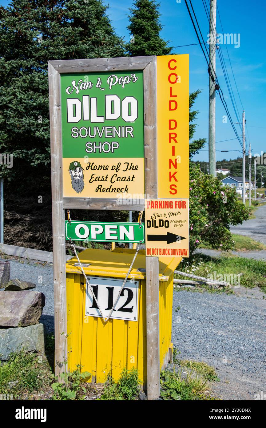 Il negozio di souvenir Nan & Pop's insegna che pubblicizza bevande fredde a Dildo, Terranova e Labrador, Canada Foto Stock